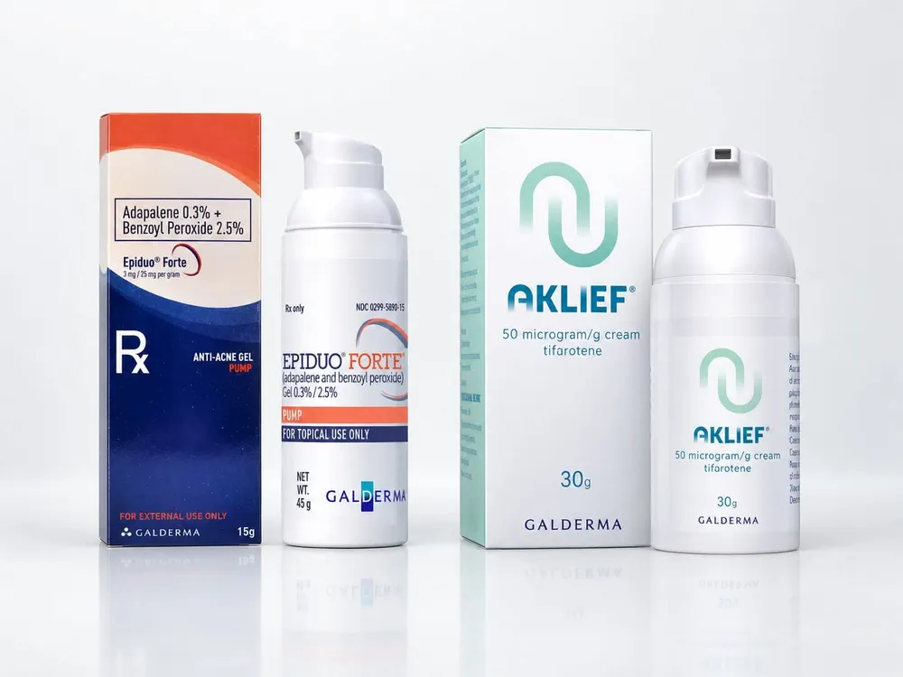 醫皮痘加強版（Epiduo Forte，adapalene 0.3%＋benzoyl peroxide 2.5%）與艾克痘（Aklief，trifarotene 50 microgram/g）的藥品包裝與泵浦瓶並排照片