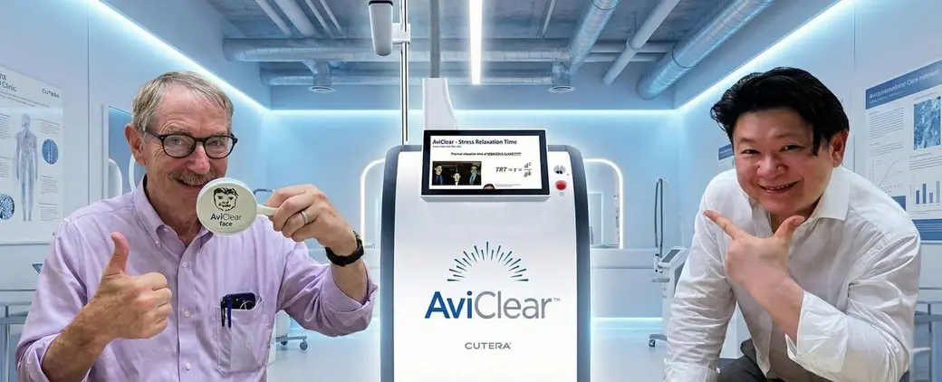 現場合照，兩位男性站在一台 AviClear 儀器兩側，左邊的人比出大拇指並拿著一枚圓牌，右邊的人指向儀器，背景是展場的藍色燈光。