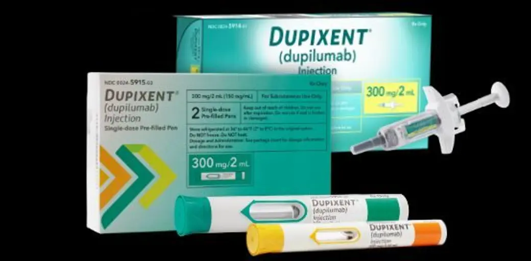 產品照片，黑底上放著 Dupixent（dupilumab）300 mg／2 mL 的兩款藥盒、一支預充填針筒與兩支預充填筆。