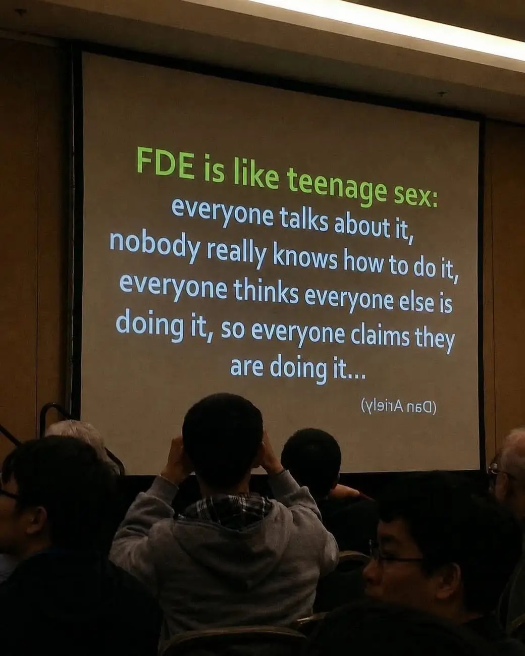 會場投影幕上的一張投影片，標題寫著 FDE is like teenage sex，下面接著那個關於大數據的經典笑話。