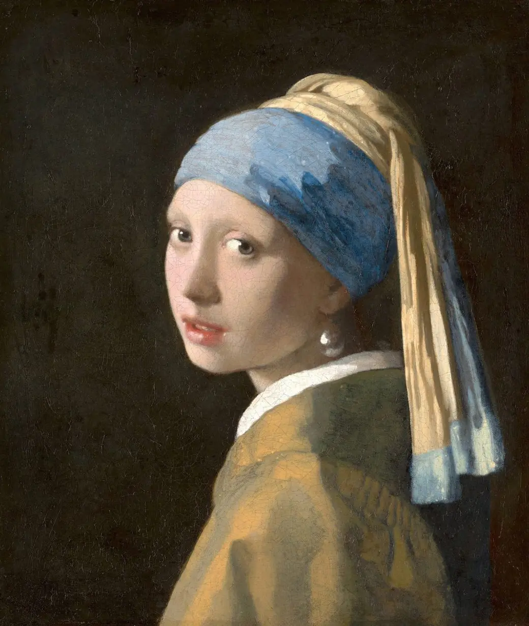 油畫作品，一位少女回頭望向畫外，頭上纏著藍黃相間的頭巾，耳垂上掛著一顆珍珠耳飾，背景是深色。