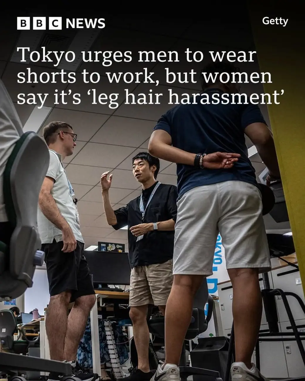 新聞頁面截圖，標題報導東京呼籲男性穿短褲上班、但女性稱之為腿毛騷擾，下方照片是幾位穿短褲的上班族在辦公室交談。