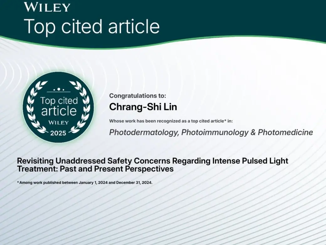 期刊表揚證書，綠白配色的版面，上方寫著 Top cited article，中間是得獎者姓名、期刊名與一篇關於強脈衝光治療安全性的英文論文標題。