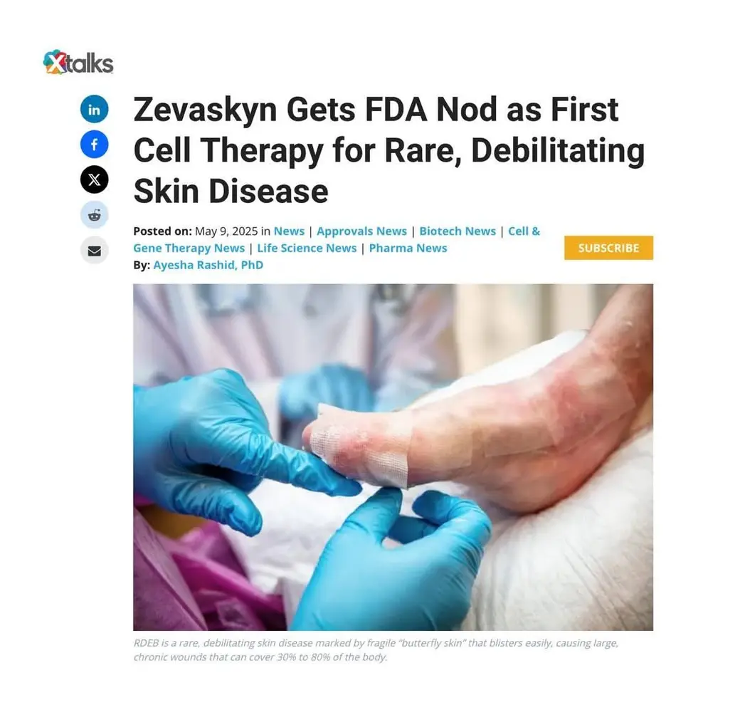 新聞頁面截圖，標題報導 FDA 核准首個治療罕見皮膚疾病的細胞療法，下方照片是戴藍手套的手替一隻佈滿紅腫傷口的腳換藥。