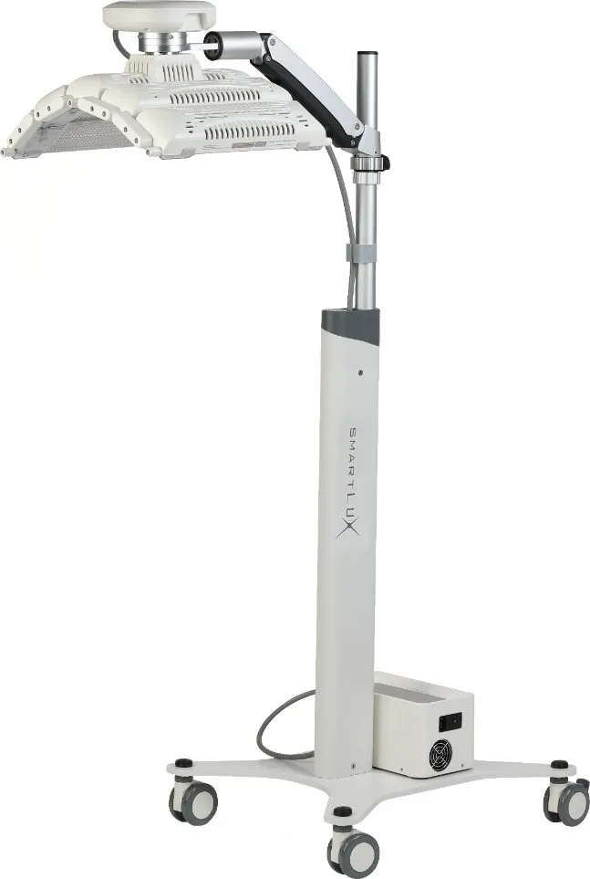 SMARTLUX MINI 光療儀：白色立柱、底座有四個輪子，上方一支可轉動的手臂，末端掛著五片弧形燈板組成的治療頭