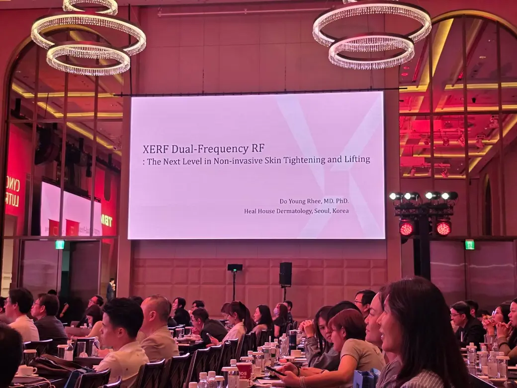 會場大螢幕上的投影片，標題為 XERF Dual-Frequency RF：The Next Level in Non-invasive Skin Tightening and Lifting。